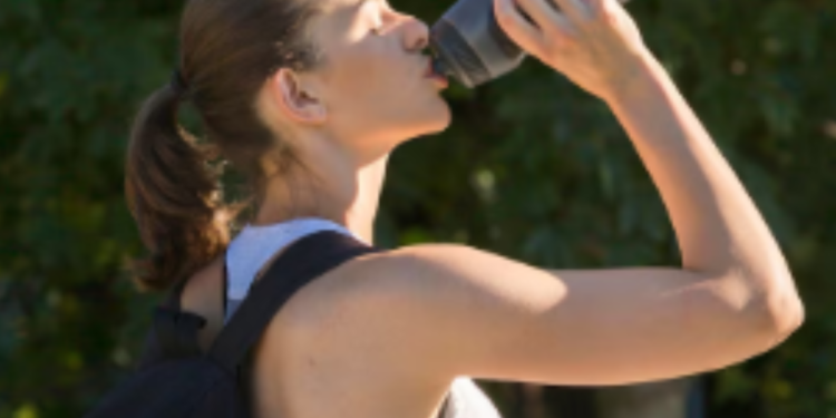 Você pode estar ingerindo milhares de plásticos sem perceber e sua água é a culpada