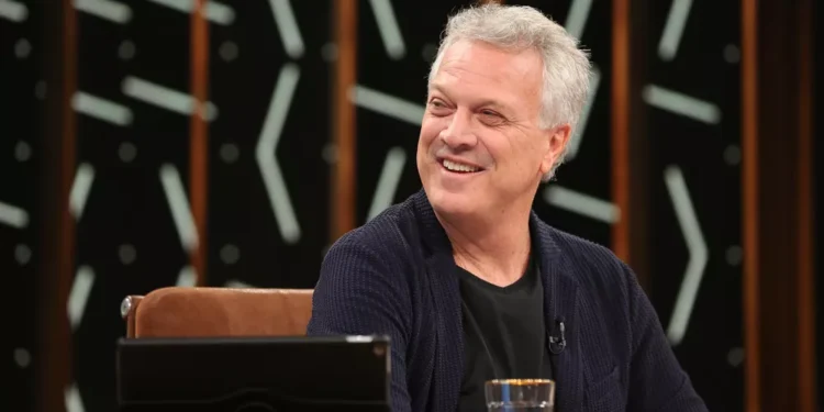 Mansão de Pedro Bial no RJ tem 3 andares, coleção de obras de arte e sofá de R$ 120 mil