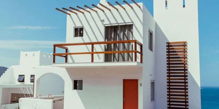 “Grécia do Rio” tornou-se o sonho de férias de quem busca vilas com casas brancas e mar cristalino