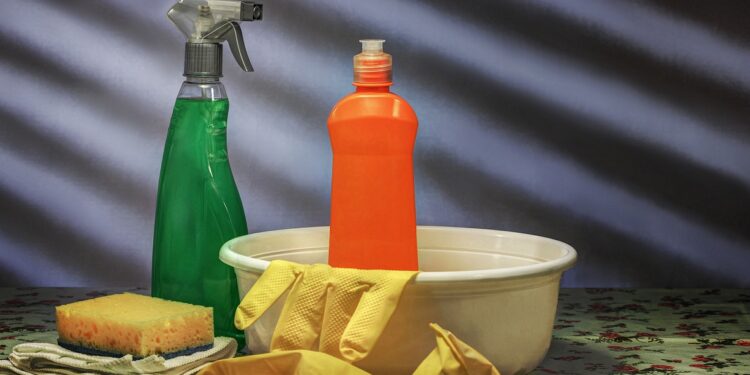 Nunca mais jogue detergente na esponja: Dr. Bactéria faz alerta