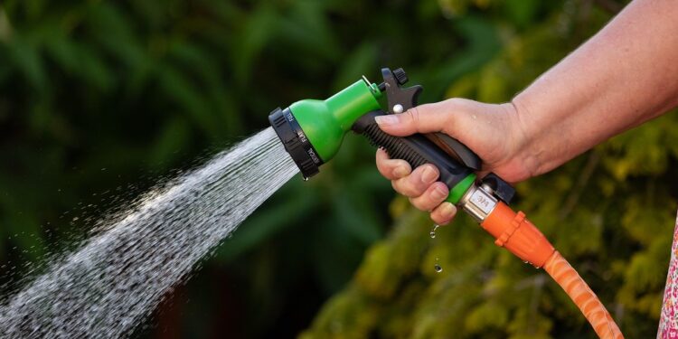 A técnica de limpeza de calçadas que gasta 80% menos água e remove a sujeira pesada