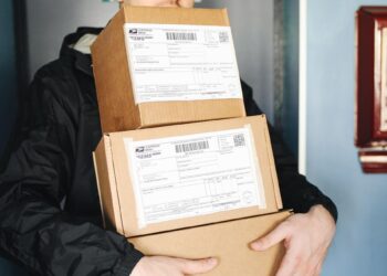 Fim da polêmica: o que a nova regra diz sobre entregadores subirem até o apartamento