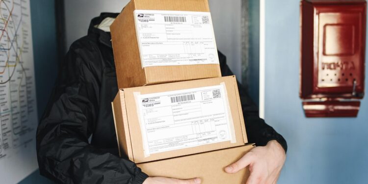 Fim da polêmica: o que a nova regra diz sobre entregadores subirem até o apartamento