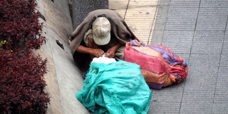 Em novo projeto, cidade brasileira manda mais de 1.000 moradores de rua para fora da região