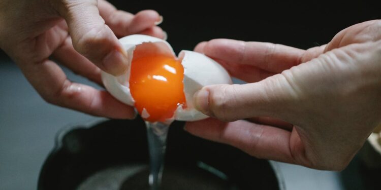 Por que muitas pessoas estão despejando leite na frigideira antes de fritar ovos?