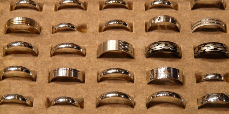 O segredo de 2 produtos da cozinha para clarear joias escurecidas sem nem ter que esfregar