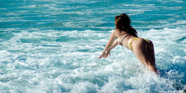 Caixa de som foi proibida na praia e quem descumprir vai tomar multa de R$ 2.405,00