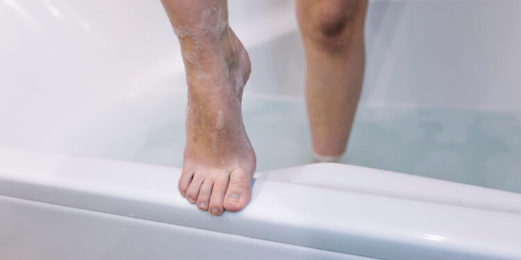 Especialistas recomendam molhar os pés com vinagre e sal; entenda o motivo