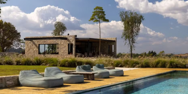 A casa de 260 mil m² e R$ 3 milhões que virou o refúgio romântico de atriz brasileira