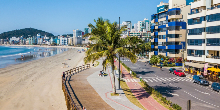 A “nova rica” do litoral: cidade menor deixa Balneário Camboriú para trás com R$ 4,1 bilhões