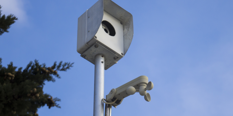 Adeus, radar tradicional: novo pardal operado por IA vai multar muito mais em 2026