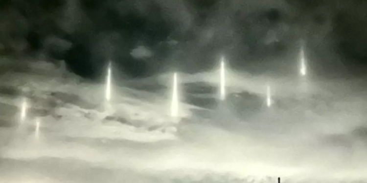 Alienígenas ou anjos? 9 pilares de luz foram registrados no céu do Japão