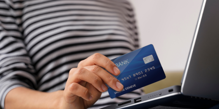 Bancos são proibidos de aumentar o limite de crédito de usuários, após ordem judicial neste país