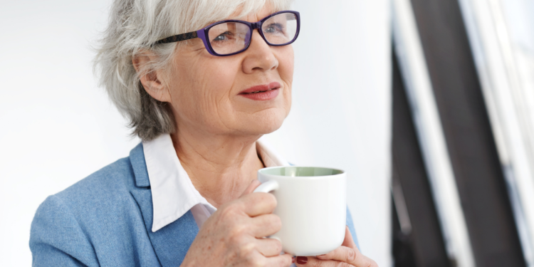 idoso com café