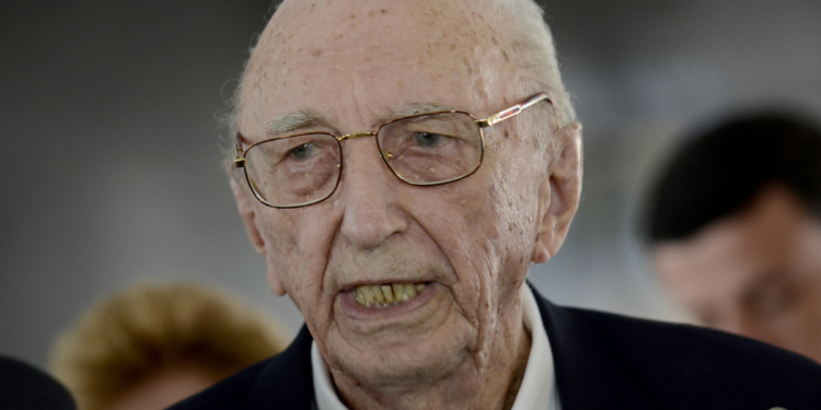 Brasileiro com o maior tempo de CLT do país trabalhou 86 anos na mesma empresa