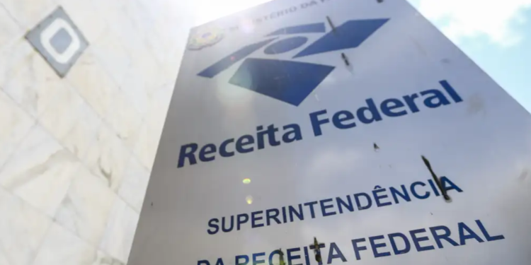 Brasileiros com salário maior que R$ 2.824 têm até 29/05 para cumprir obrigação na Receita Federal