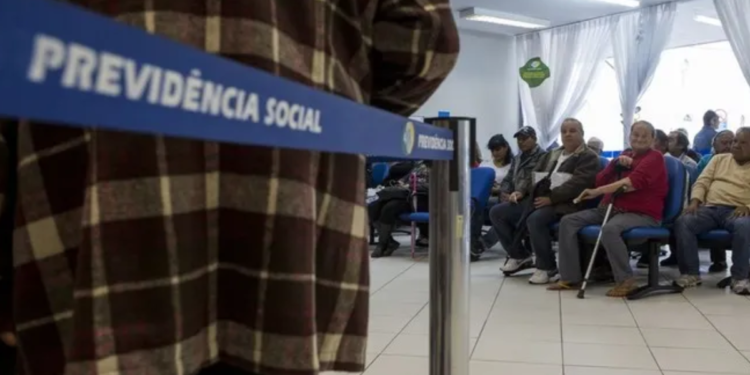 Brasileiros que estão na fila do INSS para se aposentar recebem ótima notícia