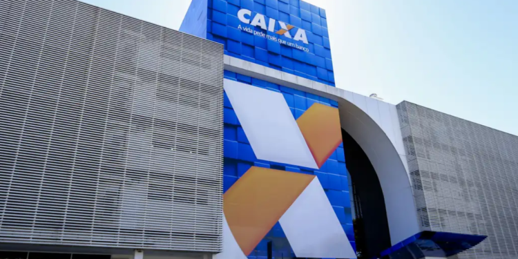 Brasileiros que ganham até R$ 9,6 mil por mês podem solicitar crédito de R$ 30 mil na Caixa