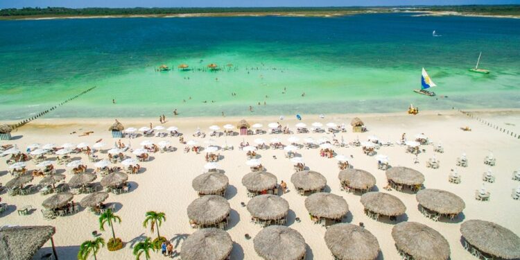 A apenas 300 km de Fortaleza (CE) fica localizado um dos maiores paraísos de areia do mundo, mas carros não são permitidos