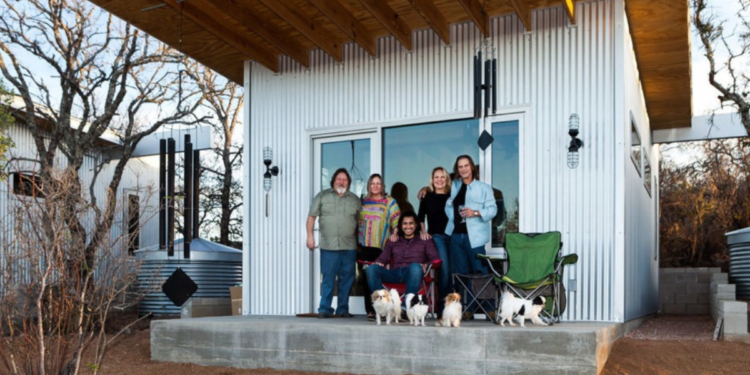 Grupo de 8 amigos construiu uma cidade em floresta isolada para morarem juntos