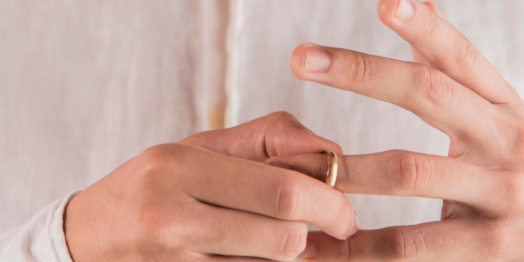Homens casados recebem orientação clara: retire a aliança neste momento