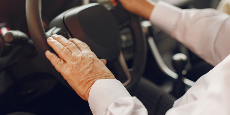 Idosos acima de 70 anos com CNH ativa vão perder benefício e precisam se preparar
