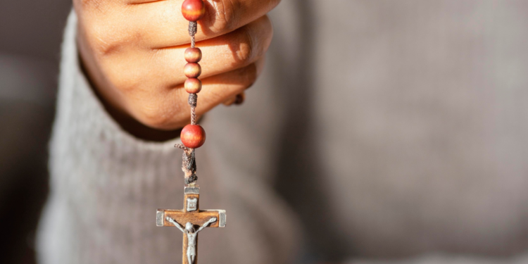 Jovem de 18 anos rezou um terço por dia durante 2025 e foi aprovado em 4 faculdades de Medicina