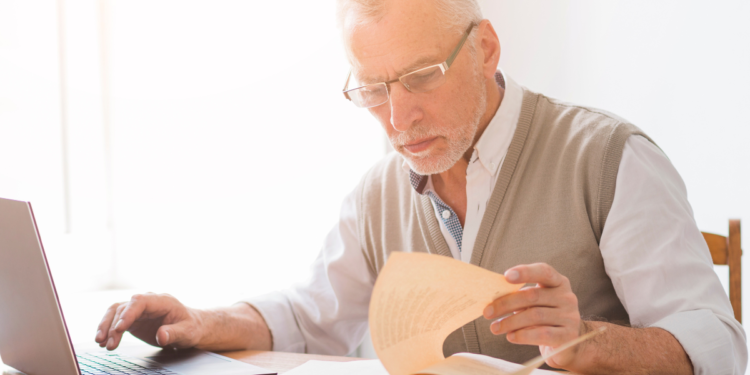 Lei é aprovada e será mais fácil para idosos cursarem uma faculdade em 2026