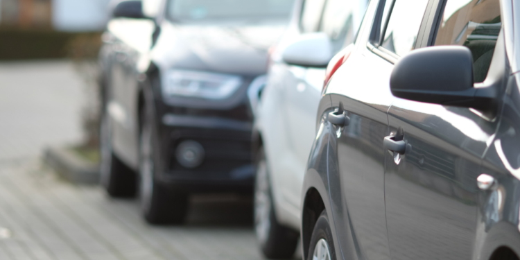 Lei permite estacionar carros em vagas de lojas mesmo sem ser cliente