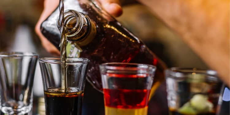 Não é uísque, absinto ou tequila: conheça a bebida com o maior teor alcoólico do planeta