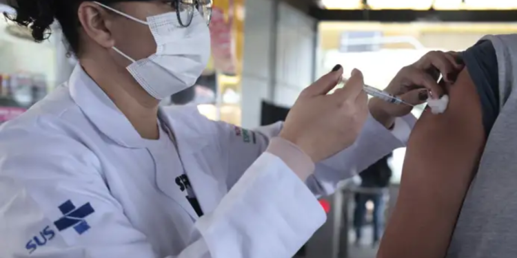 Novo medicamento do SUS será aplicado em idosos e adolescentes de até 17 anos