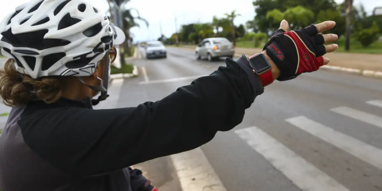 O que significa acenar para um carro ao atravessar a faixa de pedestre, segundo a psicologia?