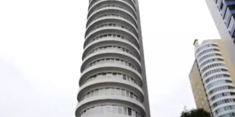 Prédio de 11 andares que permitia escolher a vista agora está abandonado no Brasil