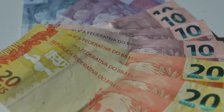 Salário mínimo subiu para R$ 2.407,90 e brasileiros foram pegos de surpresa