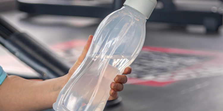 Se você não lava sua garrafa assim, saiba que sua água está cheia de bactérias