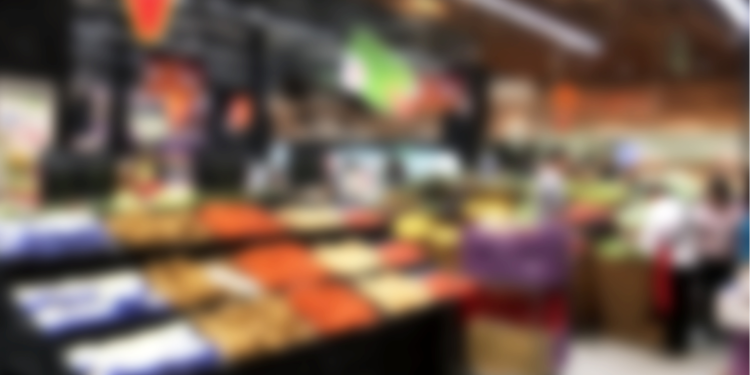 Supermercado com várias unidades no Brasil foi notificado por vender alimentos estragados