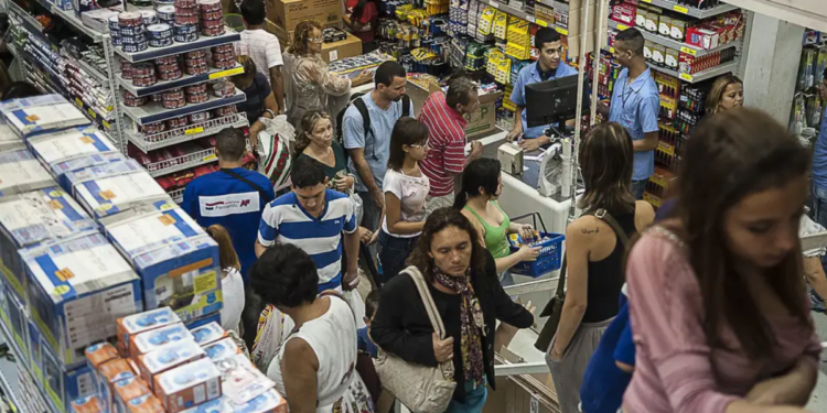 Supermercados e farmácias não vão fechar mais aos feriados, após nova decisão do Governo