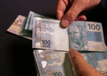 Trabalhadores com carteira assinada vão receber mais de R$ 1.600 no dia 06/02