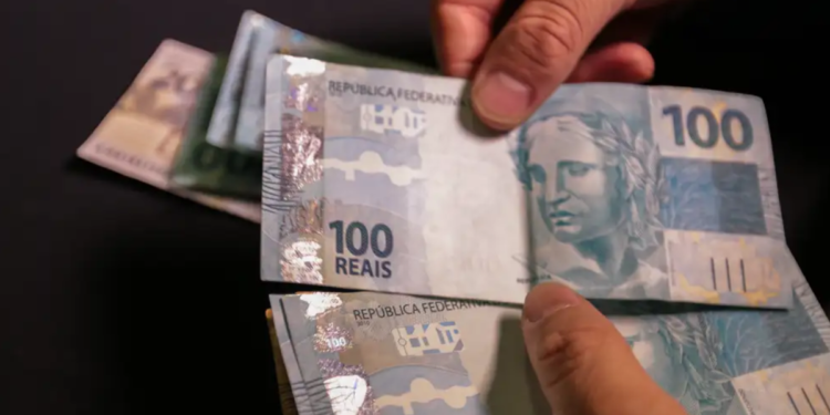 Trabalhadores com carteira assinada vão receber mais de R$ 1.600 no dia 06/02