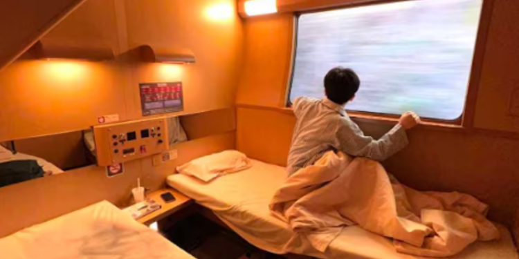 Trem noturno percorre quase 1000km em cenário de tirar o fôlego, cruzando montanhas e cidades