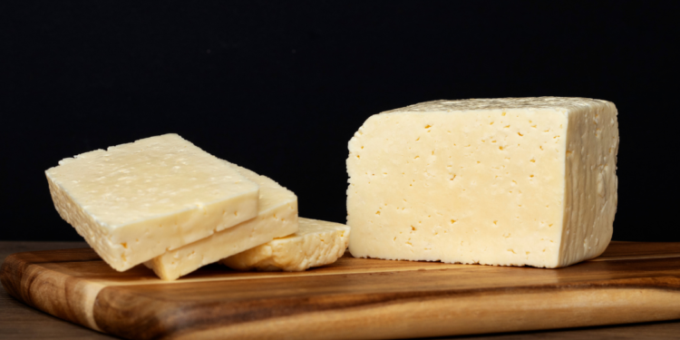 Veja o jeito certo de armazenar o queijo branco na geladeira, fazendo-o durar até 10 dias