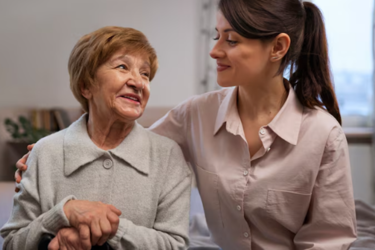 idosos recebendo auxilio
