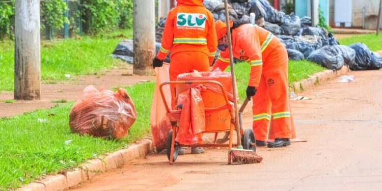 Quanto ganha em média um gari no Brasil?