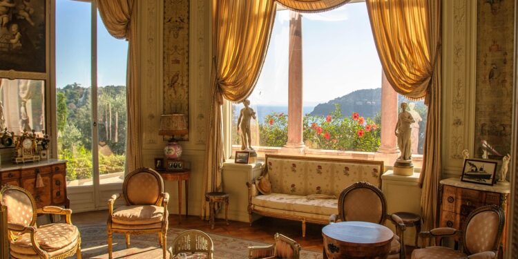 Brasileira mais rica do mundo vive em propriedade de R$ 4 bilhões que já pertenceu a um rei