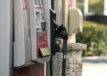 É verdade que existe um horário em que a gasolina fica mais barata nos postos?