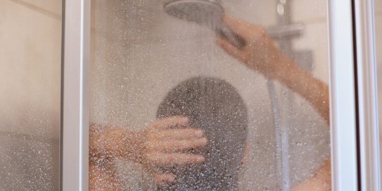 Hábito comum no banho pode queimar o chuveiro e até elevar a conta de luz