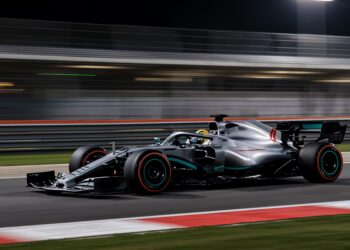 Piloto da F1 inspirado em Ayrton Senna se envolve em batida