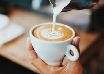 O que a ciência diz sobre tomar café logo após o almoço