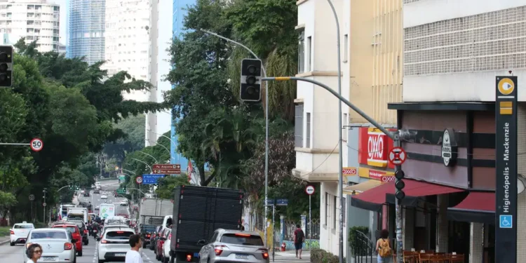 Além do vermelho, amarelo e verde, nova luz deverá ser adicionada em semáforos de todo o país