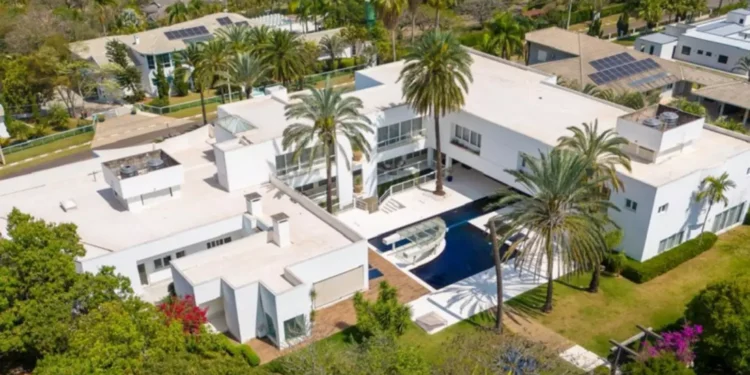Casa de mais de 6 mil m² pertence a apresentadora famosa, mas será leiloada por R$ 35 milhões